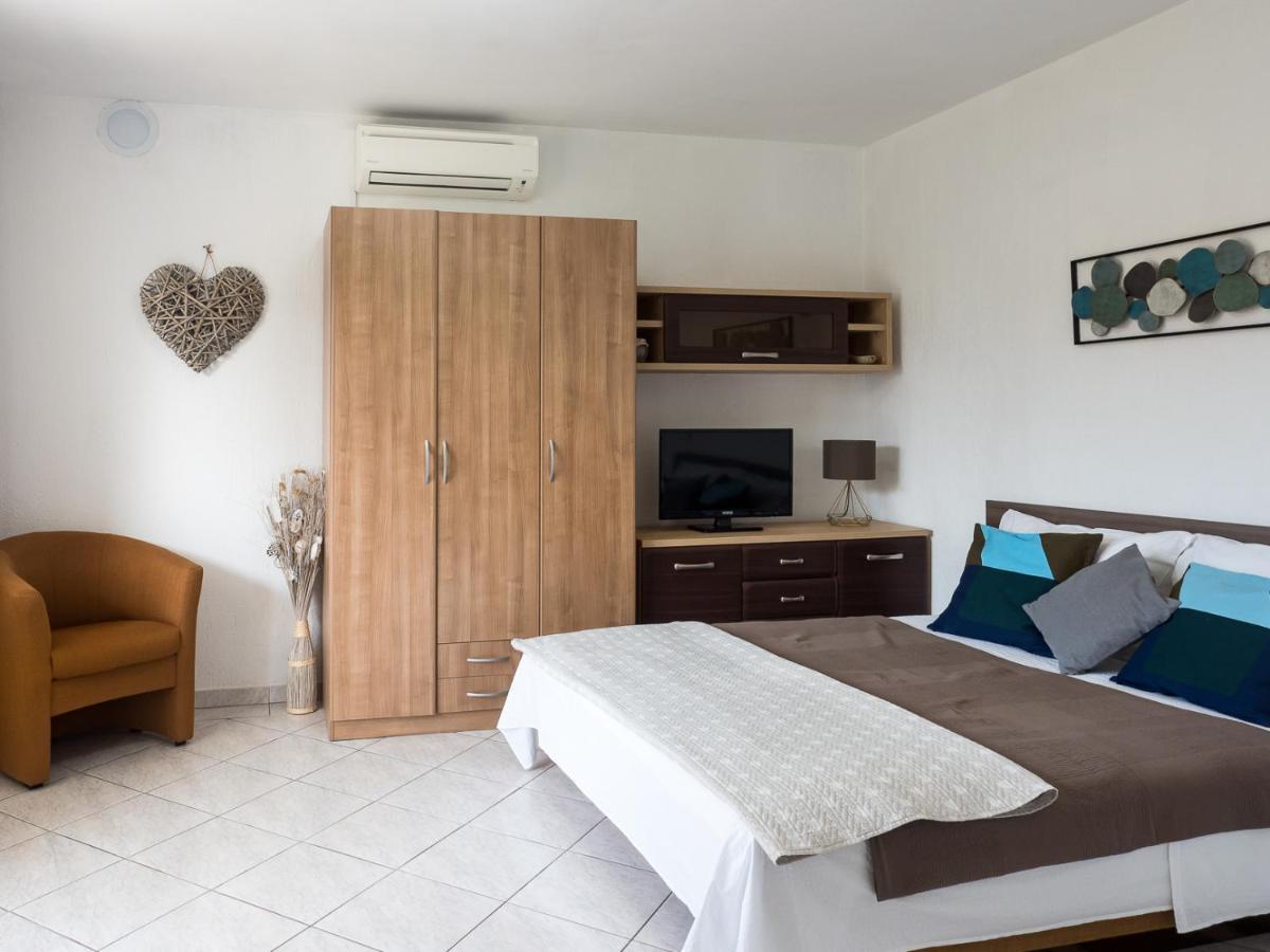 Apartments Summer Bloom Krk Town Exterior foto